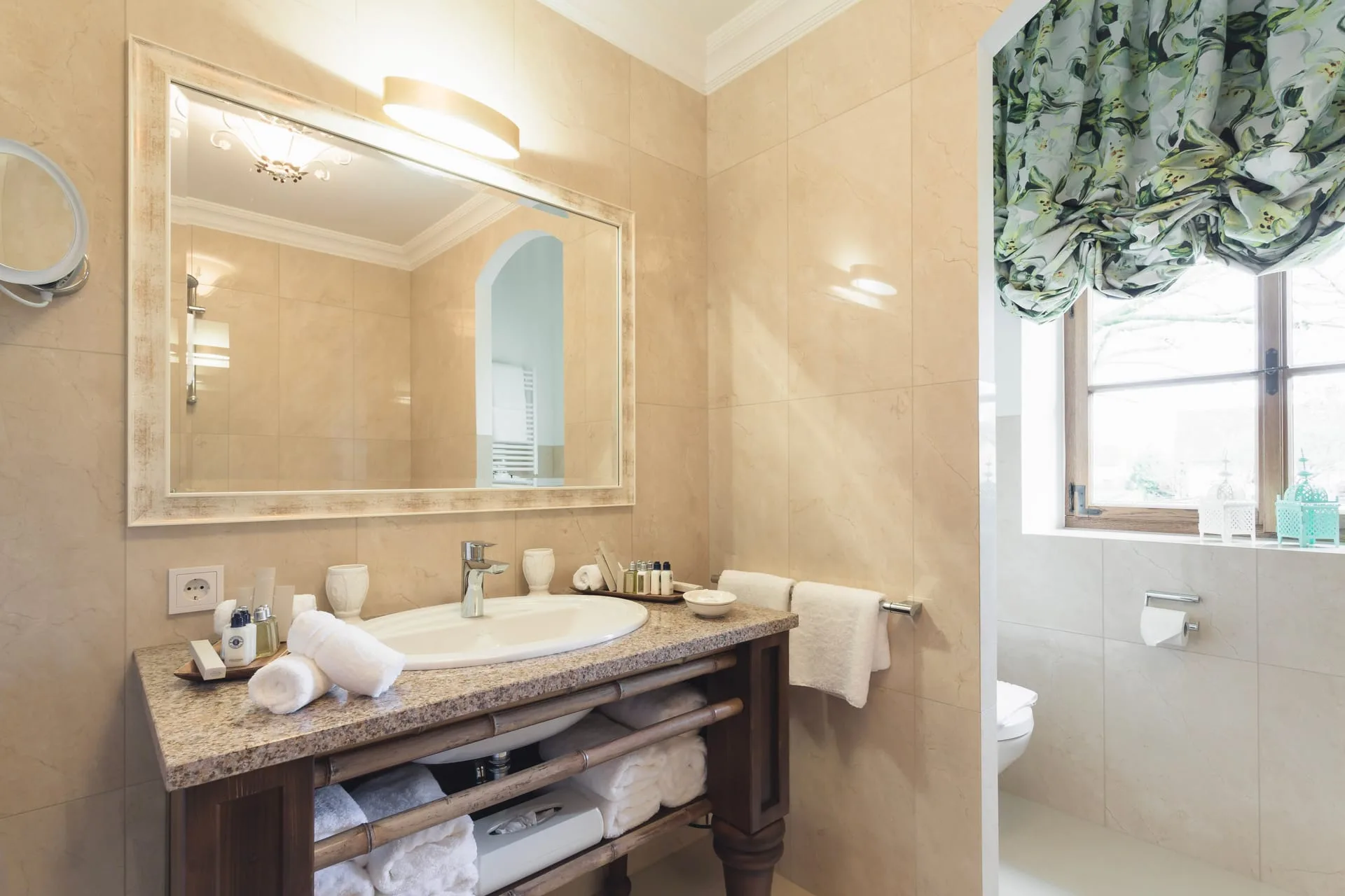 Fensterausblick aus einem Zimmer in Schloss Thalheim